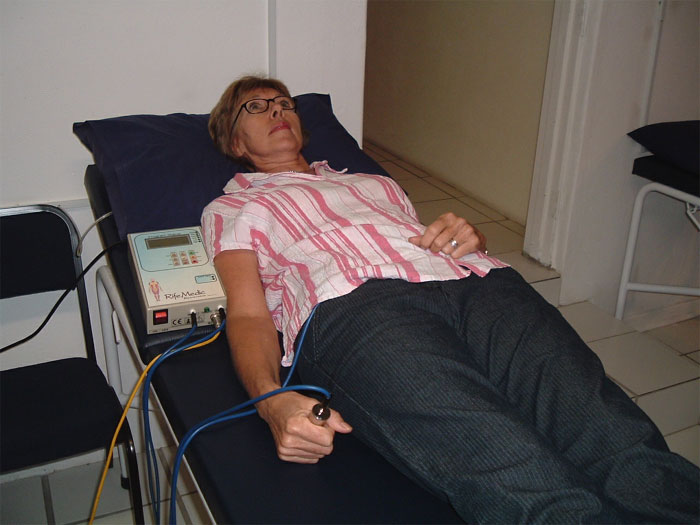 Bir hasta Güney Afrika’da “Rife Terapi Uygulaması” alıyor